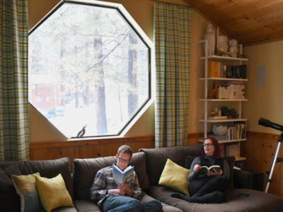 Những ngày không đi du lịch, chị Tanja Hester và anh Mark Bunge thảnh thơi làm những điều mình muốn mà không phải lo kiếm tiền. Ảnh: New York Post.