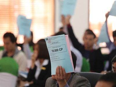 Việc chia cổ tức tiền mặt hay cổ phiếu phụ thuộc vào tình hình hoạt động của doanh nghiệp, cũng như thị giá trên sàn của các mã chứng khoán.