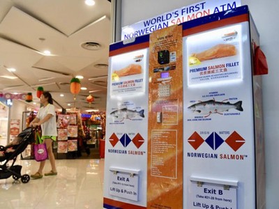 Máy bán cá hồi tự động của Norwegian Salmon ATM được đặt ở một số địa điểm tại Singapore. Ảnh: Straits Times.