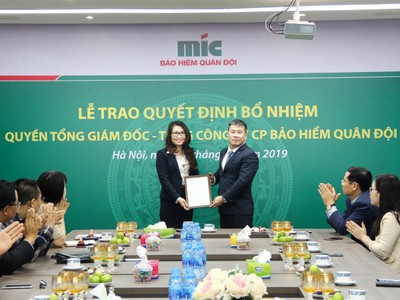 Ông Uông Đông Hưng - Chủ tịch HĐQT Tổng công ty cổ phần Bảo hiểm Quân đội trao Quyết định bổ nhiệm Bà Nguyễn Thị Hải Yến.