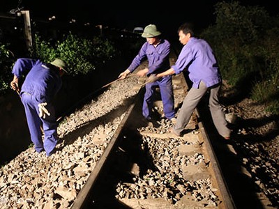 Công nhân khắc phục sự cố. Ảnh: Nguyễn Hải.