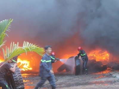 Xưởng lốp ôtô cháy lớn. Ảnh: Thái Hà.