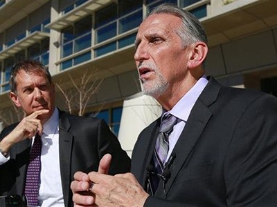 Craig Coley (phải) và luật sư trò chuyện với phóng viên hôm 15/2. Ảnh: AP.