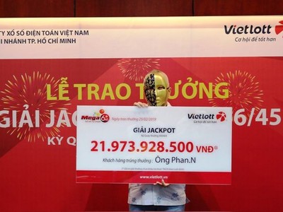 Ông Phan N. nhận giải tại Chi nhánh Vietlott TPHCM.