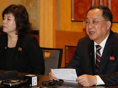 Ngoại trưởng Triều Tiên Ri Yong-ho họp báo lúc nửa đêm. (Ảnh: Reuters).