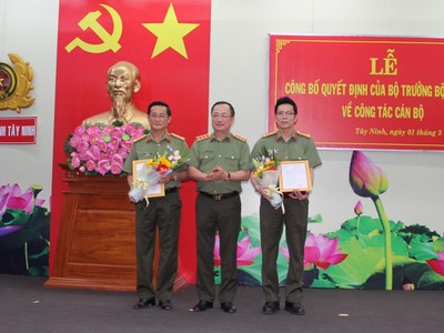 Thứ trưởng Nguyễn Văn Thành trao quyết định và chúc mừng Đại tá Nguyễn Tri Phương, Đại tá Nguyễn Văn Trãi.