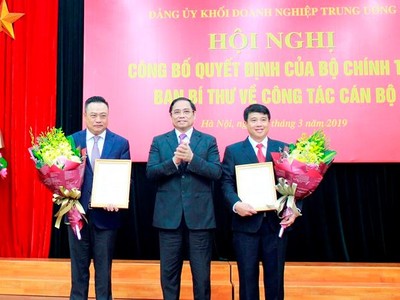 Đồng chí Phạm Minh Chính trao quyết định cho đồng chí Y Thanh Hà Niê Kđăm và đồng chí Trần Sỹ Thanh. Ảnh Tiền phong.