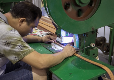 Công nhân làm việc trong một nhà máy ở Quảng Châu (Trung Quốc). Ảnh: Bloomberg.