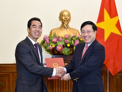 Phó Thủ tướng, Bộ trưởng Bộ Ngoại giao trao quyết định cho đồng chí Tô Anh Dũng.