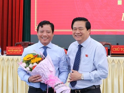 Bí thư Tỉnh ủy, Chủ tịch HĐND tỉnh Long An Phạm Văn Rạnh chúc mừng đồng chí Phạm Tấn Hòa.