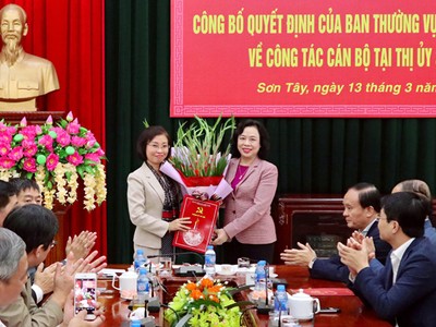 Phó Bí thư Thường trực Thành ủy Hà Nội Ngô Thị Thanh Hằng trao quyết định và chúc mừng đồng chí Phạm Thị Thanh Mai.