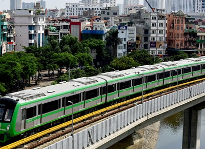 Tàu điện tuyến Cát Linh - Hà Đông đi qua hồ Hoàng Cầu. Ảnh: Ngọc Thành..
