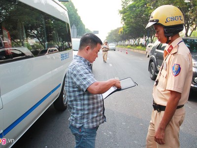 Nhiều tài xế ôtô tỏ ra ngỡ ngàng với quy định khách ngồi trên xe phải thắt dây an toàn. Ảnh: An Huy.
