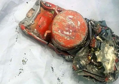 Hộp đen máy bay Ethiopia được thu thập hôm 11/3 tại hiện trường tai nạn ở Addis Ababa. Ảnh: AFP.