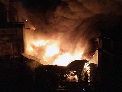 Lửa ngùn ngụt từ xưởng dầu. Ảnh: Sơn Hoà.