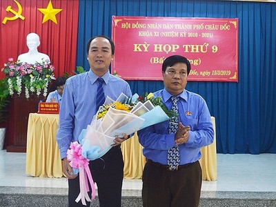 Ông Lâm Quang Thi cầm hoa - Ảnh: Nông Nghiệp.