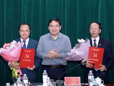 Đồng chí Nguyễn Đắc Vinh trao quyết định và chúc mừng các đồng chí Nguyễn Nam Đình, Bùi Thanh An.