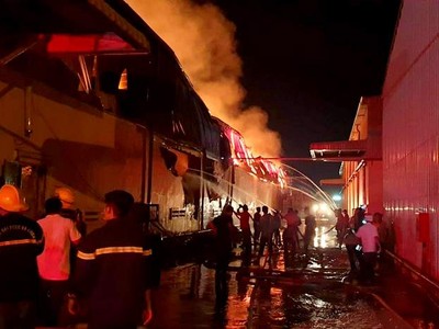 Kho chứa bông cháy lớn. Ảnh: Trường Hà.