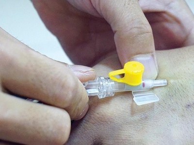 Bảo hiểm y tế đảm bảo chăm sóc cho người nhiễm HIV/AIDS