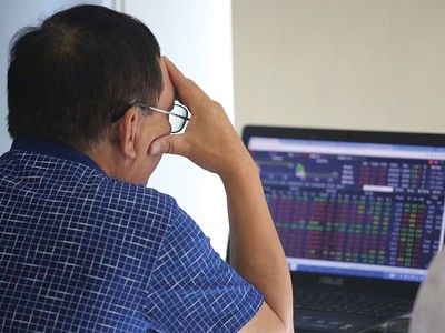 Có cổ phiếu tăng giá trở lại sau khi giá tham chiếu bị điều chỉnh giảm vào ngày giao dịch không hưởng quyền nhận cổ tức, nhưng có cổ phiếu tiếp tục đi xuống.