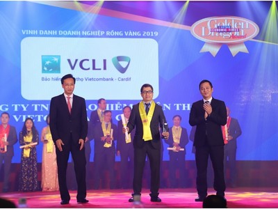 Ông Vũ Tuấn Minh – Phó Tổng Giám đốc VCLI nhận giải thưởng Rồng Vàng 2019.