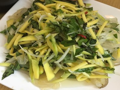 Hiện nay, sứa được bán khá phổ biến, nếu có thời gian rảnh, bạn hãy mua nguyên liệu, tự làm để cả nhà thưởng thức. Ảnh: Thảo Nguyên.