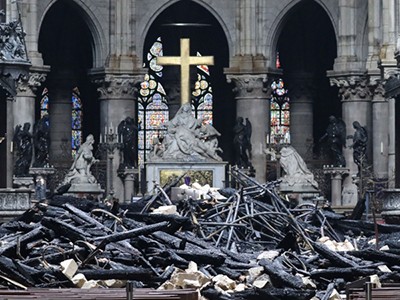 Bên trong Nhà thờ Đức Bà ở Paris sau vụ hỏa hoạn. Ảnh: AFP.