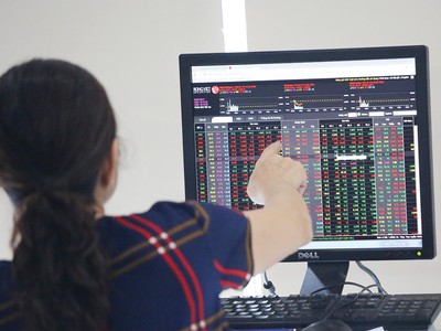 Rủi ro lớn dần theo đà tăng của cổ phiếu nhỏ 