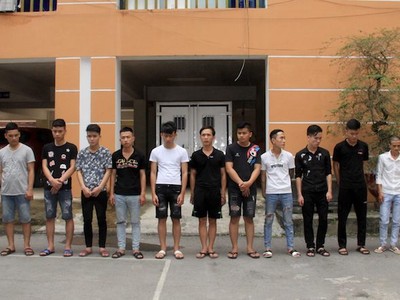 Nhóm nghi can tại cơ quan điều tra. Ảnh: Hùng Bằng.