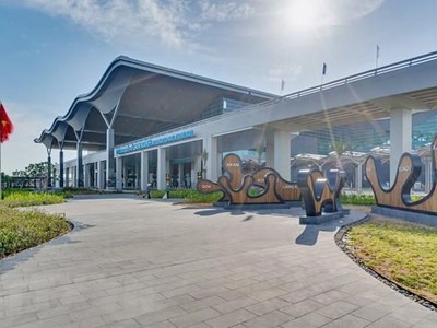 Mặt trước nhà ga quốc tế Cam Ranh. (Ảnh: Tiên Minh/TTXVN).