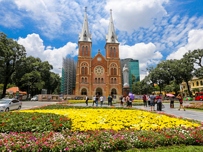 Nhà thờ Đức Bà Sài Gòn đang được rào chắn để trùng tu. Ảnh: Quỳnh Trần.