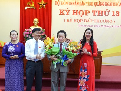 Chủ tịch UBND tỉnh Trần Ngọc Căng và Chủ tịch HĐND tỉnh Bùi Thị Quỳnh Vân, Phó Chủ tịch HĐND tỉnh Đinh Thị Hồng Minh chúc mừng Phó Chủ tịch UBND tỉnh Quảng Ngãi Võ Phiên.