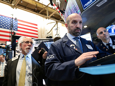 Nhân viên giao dịch trên sàn chứng khoán New York. Ảnh: Reuters.