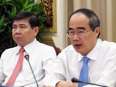 Bí thư Thành ủy TP.HCM Nguyễn Thiện Nhân (phải) và Chủ tịch UBND thành phố Nguyễn Thành Phong chủ trì hội nghị. Ảnh: Trung Sơn.