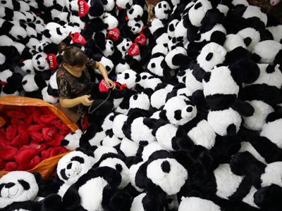 Công nhân trong một nhà máy đồ chơi ở Giang Tô, Trung Quốc. Ảnh: CNN.