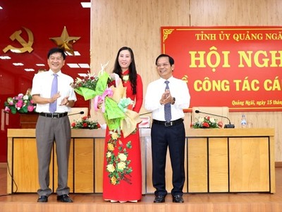 Bí thư Tỉnh ủy Quảng Ngãi Lê Viết Chữ và Chủ tịch UBND tỉnh Quảng Ngãi Trần Ngọc Căng chúc mừng đồng chí Bùi Thị Quỳnh Vân.