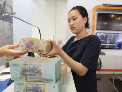 Cổ phiếu chứng khoán thu hút dòng tiền