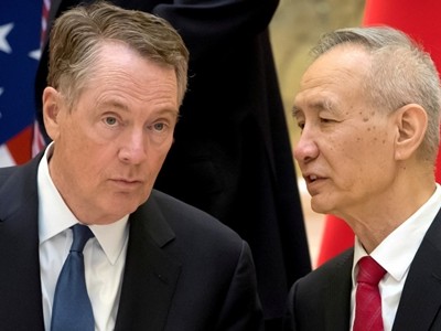 Đại diện Thương mại Mỹ Robert Lighthizer (trái) và Phó thủ tướng Trung Quốc Lưu Hạc tại Bắc Kinh hồi tháng hai. Ảnh: Reuters.