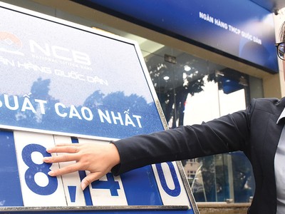 Lãi suất tại nhiều ngân hàng đã vọt lên 9%/năm cho cả gửi tiết kiệm online và tại quầy.