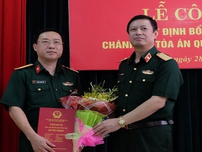 Thiếu tướng Dương Văn Thăng trao quyết định và chúc mừng đồng chí Phạm Minh Khôi.