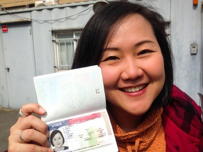 Một người nước ngoài được cấp visa vào Mỹ. Ảnh: Juno Kim.