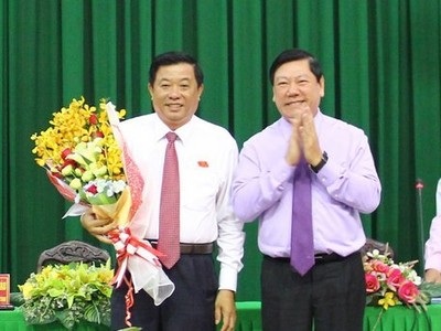 Bí thư Tỉnh ủy Vĩnh Long Trần Văn Rón chúc mừng đồng chí Bùi Văn Nghiêm được bầu làm Chủ tịch HĐND tỉnh Vĩnh Long khóa IX, nhiệm kỳ 2016-2021. 