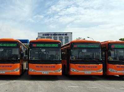 Tuyến buýt được sơn màu cam đặc trưng. Ảnh: Phương Sơn.