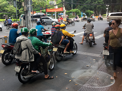 Tài xế Be và Grab dừng đèn đỏ tại một ngã ba ở quận 1, TP HCM. Ảnh: Viễn Thông.