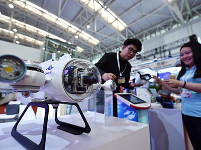 Mẫu robot hoạt động dưới nước trong một triển lãm khoa học và công nghệ tình báo ở Thiên Tân, Trung Quốc hôm 17/5/2018. Ảnh: Xinhua.