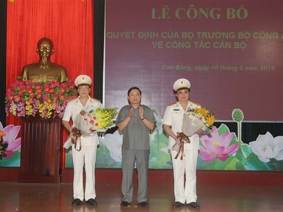 Phó Bí thư Thường trực Tỉnh ủy Cao Bằng Triệu Đình Lê chúc mừng 2 tân Phó Giám đốc Công an tỉnh.