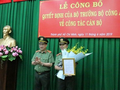 Thượng tướng Nguyễn Văn Thành trao quyết định và chúc mừng Thiếu tướng Ngô Minh Châu.