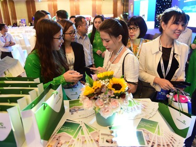 Đại biểu tham dự hội thảo quan tâm và tham gia trải nghiệm các dịch vụ ngân hàng hiện đại tại gian hàng của Vietcombank.