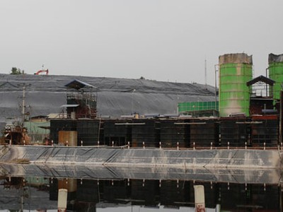 Khu vực xử lý nước rác ở bãi rác Nam Sơn (Sóc Sơn, Hà Nội). Ảnh: Tất Định.