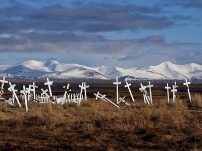 Một nghĩa trang trên lãnh nguyên có tầng đất đóng băng vĩnh cửu đang tan chảy ở Quinhagak của đồng bằng Yukon, Alaska, Mỹ. Ảnh: Getty.